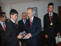 Proje Ödülleri ile Atatürk Büstü yaptırcaklar