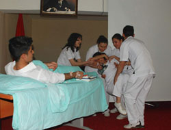 Hemşire adaylarından güldüren oyun