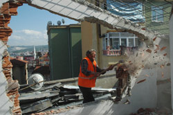 Ünye de Kaçak Yapı Yıkıldı