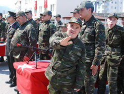 Komutan alkışladı asker kolbastı oynadı