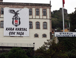 GÜ binasına Beşiktaş bayrağı