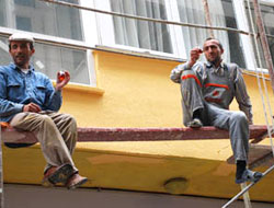 İşçilerin kalas üzerinde çay keyfi