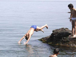 karpuz kabuğu düşmeden çocuklar denize daldı