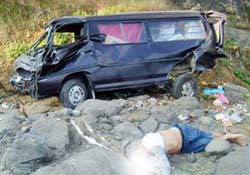 Minibüs uçurumdan yuvarlandı