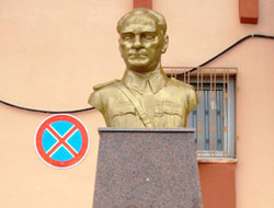 Musudiye Hükümet Konağı'na Atatürk büstü