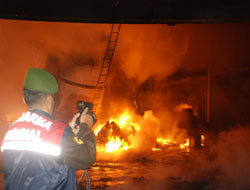 Fındık fabrikası kül oldu