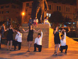 GÜ öğrencileri mezuniyeti böyle kutladı