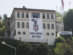 Rektörlük binasına Karakartal bayrağı