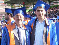 Baba oğul birlikte diploma aldılar