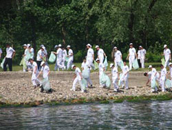 Öğrenciler sahilde çöp topladı