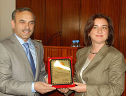 Alanlarında ilk olan kadınlara plaket