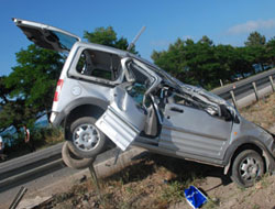 Otomobil bariyerlere çarptı:3 yaralı