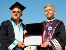 43 yaşında üniversite diploması aldı