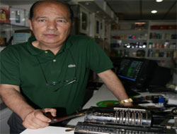 90 yıllık hesap makinası kullanıyor