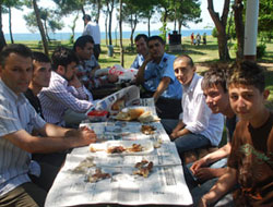 Sokakta yaşayan çocuklara emniyetten piknik