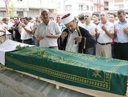 Göçükte can veren mühendis toprağa verildi