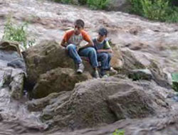 Oyun oynarken selin ortasında kaldılar