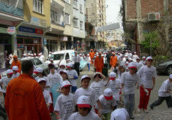 Öğrenciler çöp topladı