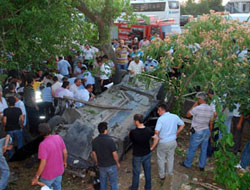 Yoldan çıkan araç ağaca çarptı:2 ölü 2 yaralı