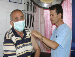 Keneyi kendi çıkardı peşinden hastaneye koştu