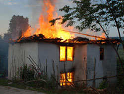 Çıkan yangında 2 katlı ev kül oldu