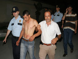 Kafası kızdı çatıya çıktı