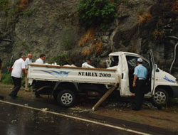 Kamyonet direğe çarptı:2 yaralı