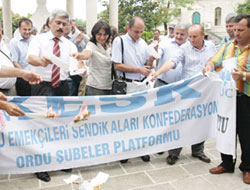 Düşük maaş zammına bordo yaktılar