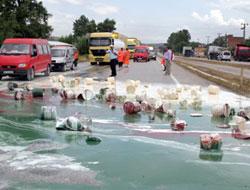 Lastiği patlayan kamyon devrildi, 1 ölü