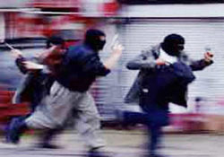 Hem soyuldu hem bıçaklandı