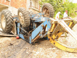 Freni boşalan traktör can aldı