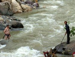 Seli köprü yapıp geçmeye çalıştılar