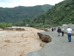 Sel yolu kapadı