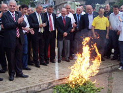 AKP'ye fındık yakmalı protesto