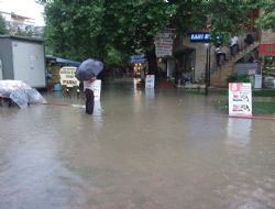 2 saat yağan yağmur su baskınlarına yol açtı