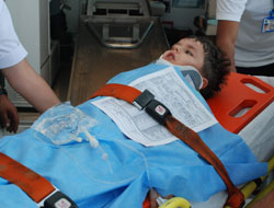 Oyun oynarken demir kapının altında kaldı