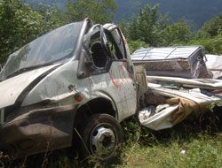 Kamyonet bahçeye uçtu:1 yaralı