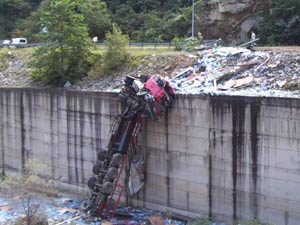 Tır Harşit Çayına uçtu:1 yaralı