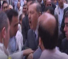 Erdoğan'a "sevgi yumruğu"
