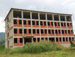 Yarım kalan okul ödenek bekliyor