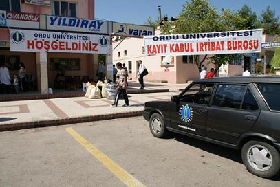 ODÜ Yeni Öğrencilerini Otogarda karşılıyor