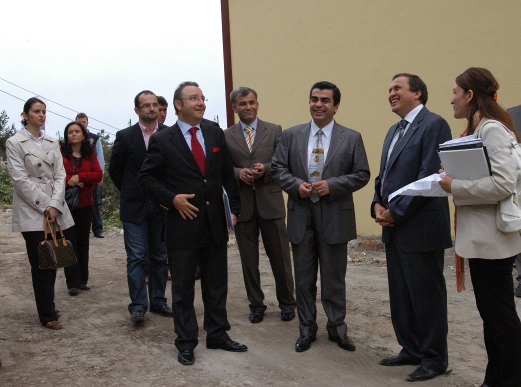 Vali Menekşe sokakta