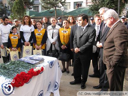 Vali ÇESİATla Takıldaydı