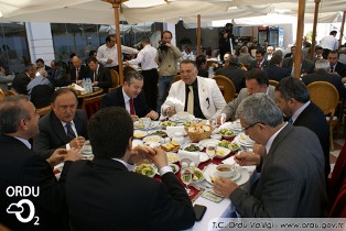 Vali Ve Meclis Yemek Yedi