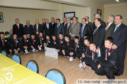 Güreşçi Çocuklar Valılıkte