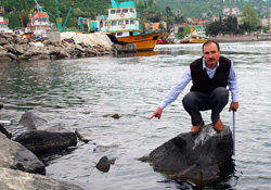 Denizdeki dalga balıkçıları korkuttu