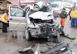 Minibüs kamyona çarptı: 1 ölü 1 yaralı