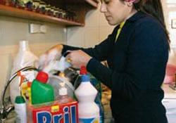 Çamaşır suyuyla intihar etmek istedi