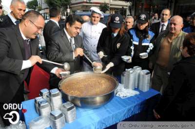 Polisten Yurttaşa Aşure Servisi