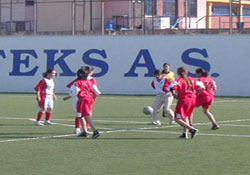 Kızlardan örnek centilmenlik